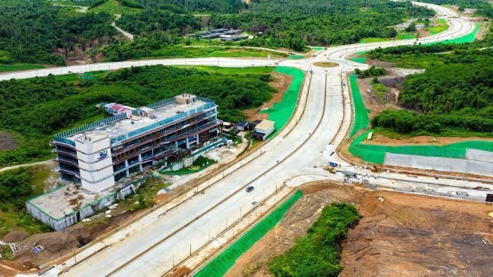 Pembangunan Jalan 1B–1C, yang dirancang sebagai jalan utama penghubung berbagai kawasan strategis di jantung IKN kini memasuki tahap akhir. Foto: HO/Humas Otorita IKN