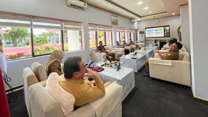 Pemkot Balikpapan mengikuti sosialisasi piloting digitalisasi bantuan sosial secara virtual di Balai Kota, pada Selasa (27/1/2026). Foto: BorneoFlash/Niken Sulastri