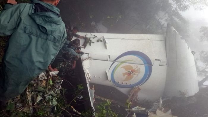 Penampakan ekor pesawat ATR 42-500 yang ditemukan di lereng Gunung Bulusaraung, Pangkep. Foto: BorneoFlashHO/IST