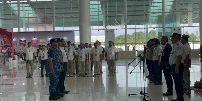 General Manager Bandara SAMS Sepinggan Balikpapan, R. Iwan Winaya Mahdar,saat memimpin penutupan posko nataru bandara SAMS Sepinggan, pada Senin (5/1/2026). Foto: BorneoFlash/Niken Sulastri