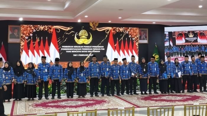 Penyerahan SK purnatugas kepada 21 ASN Pemkot Balikpapan, yang berlangsung di Auditorium Balai Kota Balikpapan, pada Senin (19/1/2026). Foto: BorneoFlash/Niken Sulastri