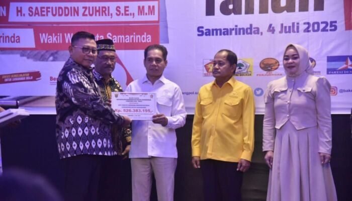 Penyerahan bantuan keuangan partai politik oleh Pemkot Samarinda pada 2025. Foto: dok/pemkotsamarinda