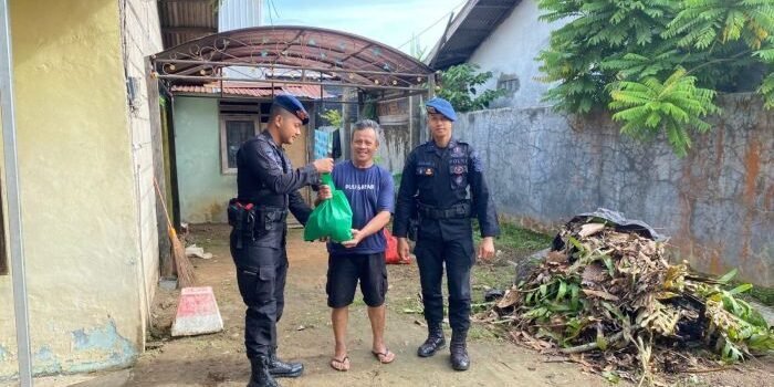 Personel Brimob Polda Kaltim Menggelar kegiatan sosial melalui program “Bantuan Kemanusiaan untuk Negeri” menyasar beberapa daerah, di antaranya Kota Balikpapan, Kabupaten Paser, dan Kabupaten Berau. Foto: HO/Humas Polda Kaltim