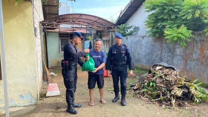 Personel Brimob Polda Kaltim Menggelar kegiatan sosial melalui program “Bantuan Kemanusiaan untuk Negeri” menyasar beberapa daerah, di antaranya Kota Balikpapan, Kabupaten Paser, dan Kabupaten Berau. Foto: HO/Humas Polda Kaltim