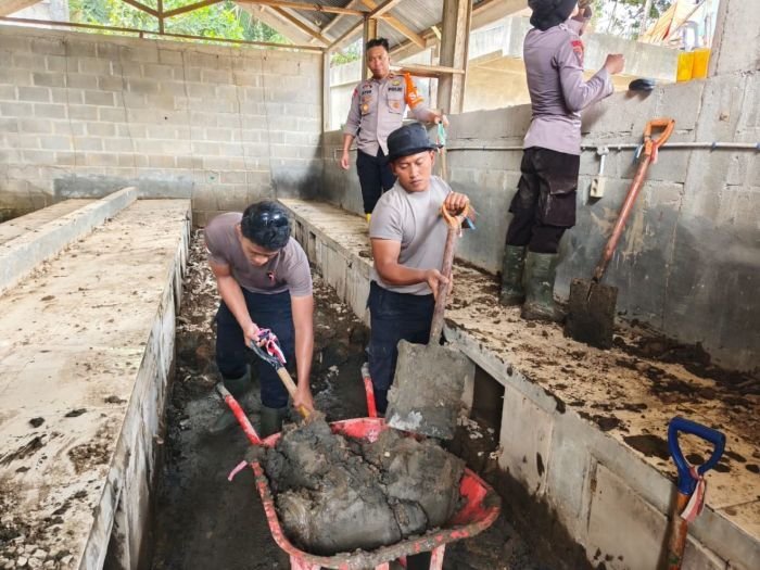 Personel BKO Brimob Kaltim Lakukan Pembersihan Dayah Terdampak Banjir di Aceh Utara