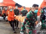Personel TNI membawa jenazah korban kecelakaan pesawat ATR 42-500 di Lanud Sultan Hasanuddin Makassar, pada Rabu (21/1/2026). Foto: BorneoFlash/ANTARA/HO-Humas TNI AU