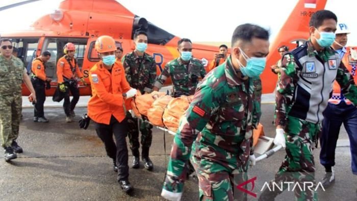 Personel TNI membawa jenazah korban kecelakaan pesawat ATR 42-500 di Lanud Sultan Hasanuddin Makassar, pada Rabu (21/1/2026). Foto: BorneoFlash/ANTARA/HO-Humas TNI AU