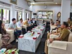 Pertemuan Pemkot Balikpapan dengan investor asal Provinsi Hainan, China yang berlangsung di VIP Room Balai Kota Balikpapan, pada Senin (5/1/2026). Foto: BorneoFlash/Niken Sulastri