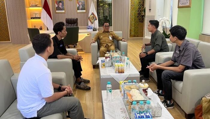 Pertemuan Wakil Wali Kota Balikpapan, H. Bagus Susetyo dengan Ketua Umum HMI Cabang Balikpapan periode 2026–2027, Ahmad Yoga beserta para pengurus, di Ruang Kerja Wakil Wali Kota Balikpapan,  pada Selasa (27/1/2026). Foto: BorneoFlash/Niken Sulastri