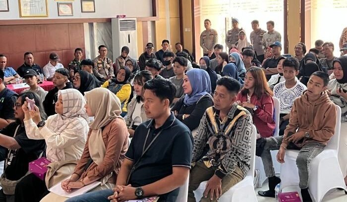 Perwakilan orang tua dari kedua kelompok Penyebab Tawuran Inpres hadir saat Polresta Balikpapan gelar Konferensi pers, pada Jumat (30/1/2026). Foto: BorneoFlash/Niken Sulastri