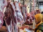 Petugas Dinas Ketahanan Pangan Kota Tangerang mendata harga daging sapi saat sidak pengawasan pangan di Pasar Anyar, Kota Tangerang, Banten. FOTO: ANTARA/Putra M. Akbar/agr/pri.