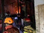 Petugas Pammat Direktorat Samapta Polda Kaltim melakukan pemadaman api bersama unsur terkait, pada Rabu malam (14/1/2026). Foto: HO/Humas Polda Kaltim