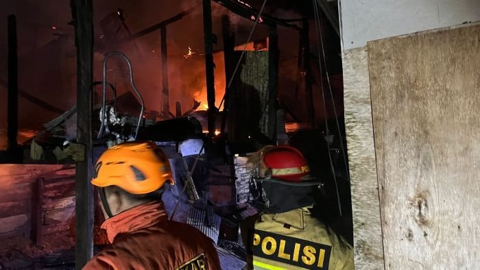 Petugas Pammat Direktorat Samapta Polda Kaltim melakukan pemadaman api bersama unsur terkait, pada Rabu malam (14/1/2026). Foto: HO/Humas Polda Kaltim