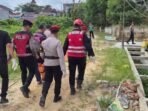 Petugas kepolisian saat mengevakuasi penemuan mayat di RT 59 Kelurahan Sumber Rejo, Kecamatan Balikpapan Tengah, pada Senin (26/1/2026). Foto: BorneoFlash/Ist