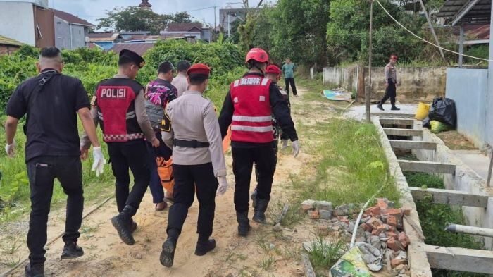 Petugas kepolisian saat mengevakuasi penemuan mayat di RT 59 Kelurahan Sumber Rejo, Kecamatan Balikpapan Tengah, pada Senin (26/1/2026). Foto: BorneoFlash/Ist