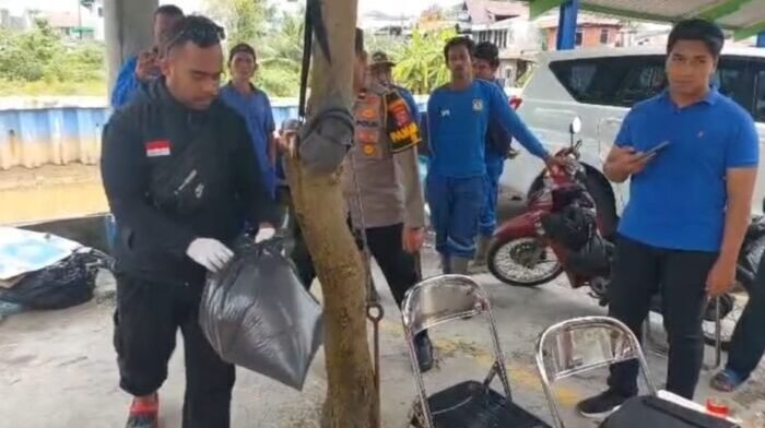 Petugas menemukan sesosok janin bayi berjenis kelamin laki-laki yang mengapung di aliran kawasan Sungai Ampal, Kelurahan Sumber Rejo, Balikpapan Tengah, pada Rabu (14/1/2026). Foto: BorneoFlash/Ist