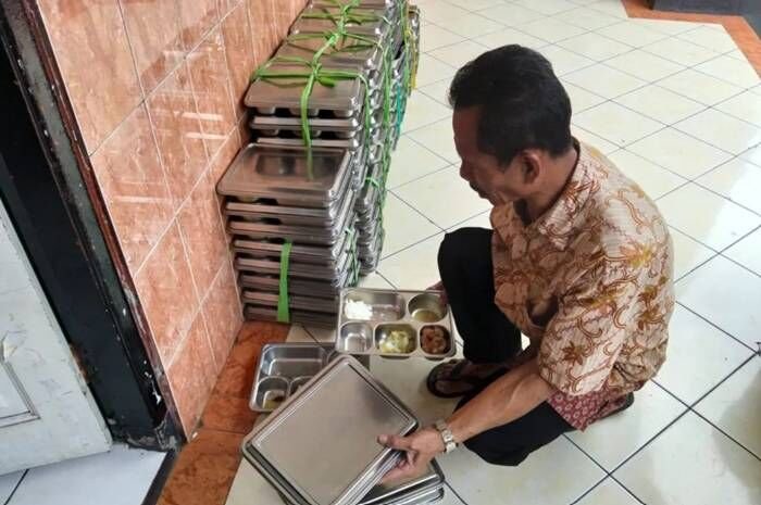 Petugas sekolah mengumpulkan omprengan Makan Bergizi Gratis (MBG) di SDN 5 Mataram, Provinsi Nusa Tenggara Barat. FOTO: ANTARA/Nirkomala.