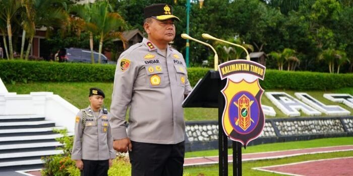 Kapolda Kaltim, Irjen Pol Endar Priantoro, S.H., S.I.K., C.F.E., M.H., Pimpin Apel Pagi rutin bertempat di Lapangan Apel Mapolda Kaltim, pada Selasa (6/1/2026). Foto: HO/Humas Polda Kaltim