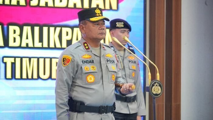 Kapolda Kaltim Irjen Pol Endar Priantoro, S.H., S.I.K., C.F.E., M.H., Pimpin Upacara Sertijab Direktur Lalu Lintas Polda Kaltim dan Kapolresta Balikpapan, Kegiatan tersebut berlangsung di Gedung Mahakam Polda Kaltim, pada Rabu (07/01/2026). Foto: HO/Humas Polda Kaltim