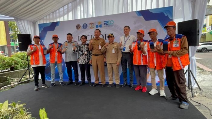 Pj Sekda Kota Balikpapan, Agus Budi Prasetyo saat melakukan Kick Off Elektronifikasi Retribusi Pelayanan Parkir di Tepi Jalan Umum yang dipusatkan di Kawasan BP, pada Selasa (6/1/2026). Foto: BorneoFlash/Niken Sulastri