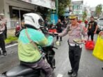 Polresta Balikpapan bersinergi dengan Komunitas Harley Davidson Club Indonesia (HDCI) Balikpapan melaksanakan aksi sosial Jumat Berkah dengan menyalurkan ratusan nasi kotak kepada masyarakat serta pengguna jalan, pada Jumat (16/1/2026). Foto: HO/Humas Polresta Balikpapan
