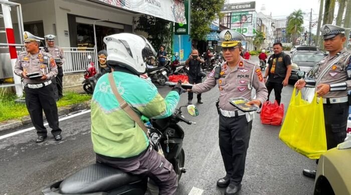 Polresta Balikpapan bersinergi dengan Komunitas Harley Davidson Club Indonesia (HDCI) Balikpapan melaksanakan aksi sosial Jumat Berkah dengan menyalurkan ratusan nasi kotak kepada masyarakat serta pengguna jalan, pada Jumat (16/1/2026). Foto: HO/Humas Polresta Balikpapan