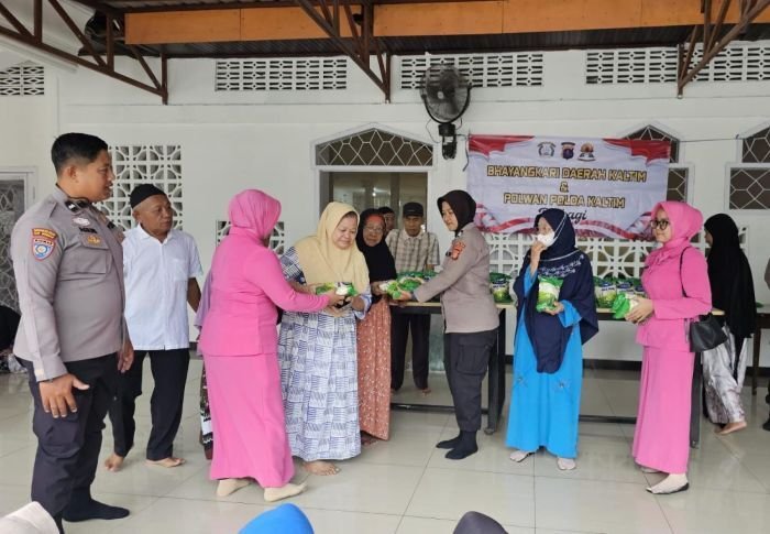 Polwan Biddokkes Polda Kaltim Bersama Bhayangkari Berbagi di Masjid Al Ikhlas Balsel