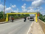 Portal pembatas kendaraan telah terpasang di Jembatan Mahulu Portal pembatas kendaraan telah terpasang di Jembatan Mahulu, menyebabkan sejumlah truk berhenti dan tidak dapat melintas. Foto: BorneoFlash/Nur Ainunnisa