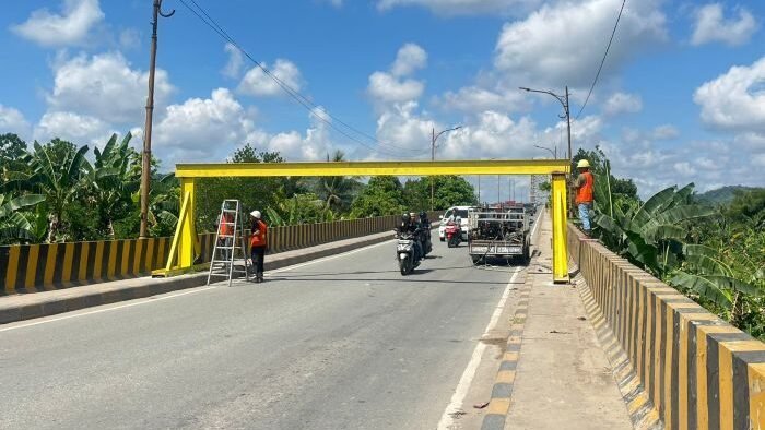 Portal pembatas kendaraan telah terpasang di Jembatan Mahulu, menyebabkan sejumlah truk berhenti dan tidak dapat melintas. Foto: BorneoFlash/Nur Ainunnisa
