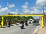 Portal pembatasan di Jembatan Mahulu akan dibuka kembali Portal pembatasan di Jembatan Mahulu akan dibuka kembali. Foto: BorneoFlash/Nur Ainunnisa