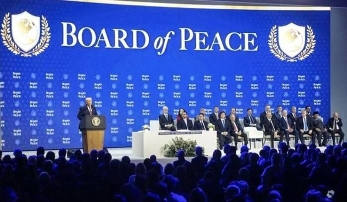 Presiden Amerika Serikat Donald Trump (kiri) memberikan pidato saat secara resmi meluncurkan "Dewan Perdamaian" di Congress Hall, Davos, Swiss, Kamis (22/1/2026).FOTO : ANTARA/Aria Cindyara/bay/tom.