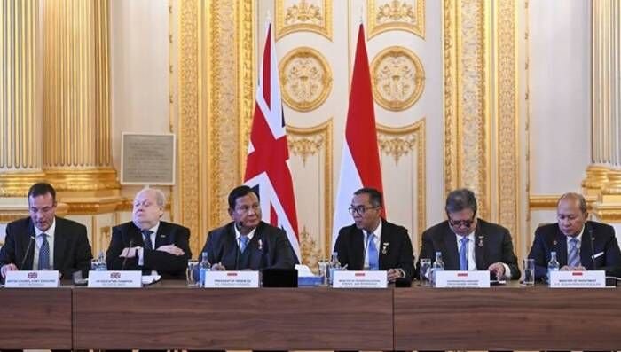 Presiden Prabowo Subianto (ketiga kiri) bersama CEO British Council Scott McDonald (kiri), Duta Inggris untuk Pendidikan Internasional Sir Steve Smith (kedua kiri), Menteri Pendidikan Tinggi, Sains, dan Teknologi (Mendiktisaintek) Brian Yuliarto (ketiga kanan), Menko Perekonomian Airlangga Hartarto (kedua kanan), Menteri Investasi dan Hilirisasi/Kepala BKPM Rosan Roeslani (kanan) menggelar pertemuan dengan Russell Group di Lancaster House di London, Inggris, Selasa (20/1/2026). Presiden Prabowo Subianto menggelar pertemuan dengan Russell Group, yaitu kelompok 24 universitas papan atas di Inggris untuk menjajaki kerjasama bidang pendidikan. FOTO : ANTARA/Galih Pradipta/rwa/pri.