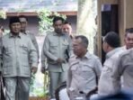 Presiden Prabowo Subianto (kedua kiri) didampingi Wakil Presiden Gibran Rakabuming Raka (keempat kiri) tiba untuk membuka Taklimat Awal Tahun saat retret Kabinet Merah Putih di Hambalang, Kabupaten Bogor, Jawa Barat, Selasa (6/1/2026). Presiden Prabowo Subianto membuka dan memberikan arahan serta pembahasan diantaranya program makan gizi gratis hingga swasembada pangan kepada jajaran Kabinet Merah Putih dalam Taklimat Awal Tahun tersebut. FOTO : ANTARA/Bayu Pratama S/bar/pri.