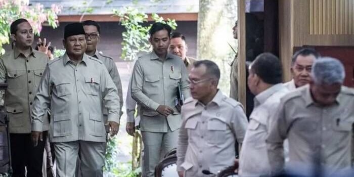 Presiden Prabowo Subianto (kedua kiri) didampingi Wakil Presiden Gibran Rakabuming Raka (keempat kiri) tiba untuk membuka Taklimat Awal Tahun saat retret Kabinet Merah Putih di Hambalang, Kabupaten Bogor, Jawa Barat, Selasa (6/1/2026). Presiden Prabowo Su