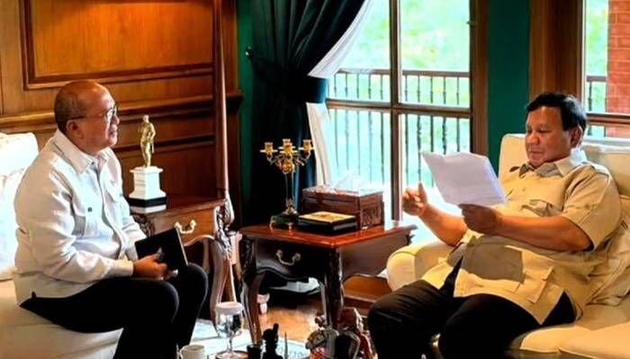 Presiden Prabowo Subianto (kanan) menerima CEO Danantara sekaligus Menteri Investasi dan Hilirisasi Rosan Roeslani, di Kediaman pribadi Kepala Negara di Hambalang, Bogor, Minggu (4/1/2026). FOTO : ANTARA/HO-Instagram/@sekretariat.kabinet/pri.