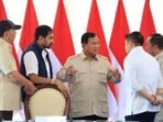 Presiden Prabowo Subianto (tengah) memberikan instruksi kepada Menteri Pertahanan Sjafrie Sjamsoeddin (kiri), Gubernur Aceh Muzakir Manaf (dua kiri), Menteri Sekretaris Negara Prasetyo Hadi (dua kanan), dan Sekretaris Kabinet Teddy Indra Wijaya (kanan) selepas rapat terbatas di kompleks Rumah Hunian Danantara, Aceh Tamiang, Aceh, Kamis (1/1/2026). FOTO : ANTARA/HO-Tim Media Presiden Prabowo Subianto.