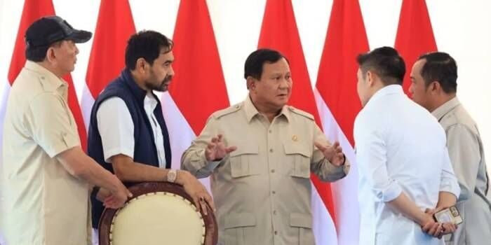 Presiden Prabowo Subianto (tengah) memberikan instruksi kepada Menteri Pertahanan Sjafrie Sjamsoeddin (kiri), Gubernur Aceh Muzakir Manaf (dua kiri), Menteri Sekretaris Negara Prasetyo Hadi (dua kanan), dan Sekretaris Kabinet Teddy Indra Wijaya (kanan) se