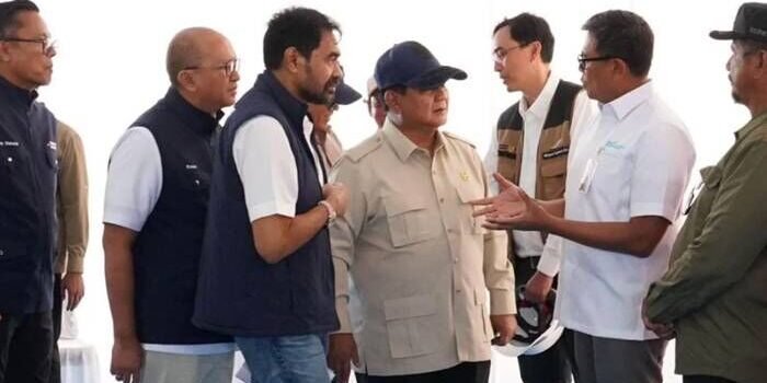 Arsip foto - Presiden RI Prabowo Subianto (tengah) didampingi Chief Executive Officer (CEO) Danantara Indonesia Rosan Roeslani (kiri kedua), Chief Operating Officer (COO) Danantara Indonesia Dony Oskaria (kiri pertama), Gubernur Aceh Muzakir Manaf (kiri k