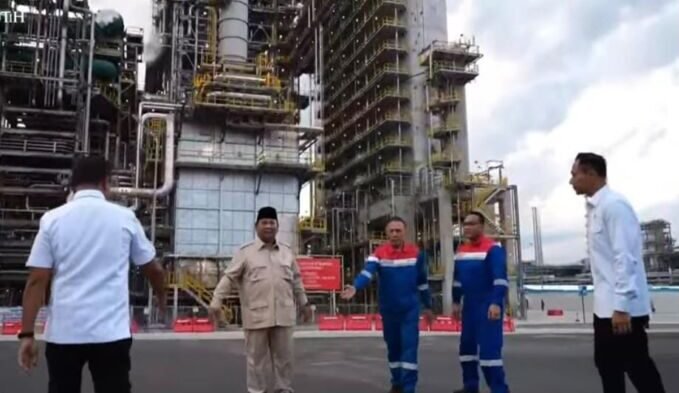 Presiden Republik Indonesia Prabowo saat Meninjau Langsung Proyek RDMP Balikpapan, Pada Senin (12/1/2026). Foto: BorneoFlash/Ist