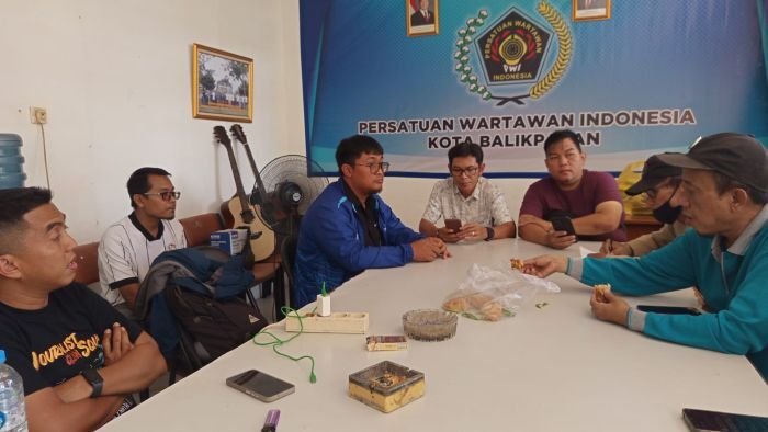 Rapat akhir persiapan Konferda PWI Kota Balikpapan, di Kantor PWI Balikpapan, pada Selasa (27/1/2026). Foto: BorneoFlash/Ist