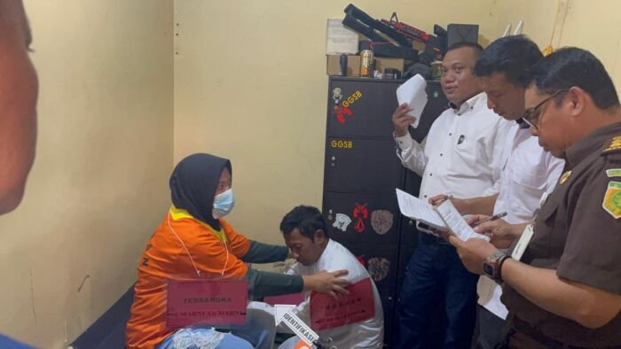 Rekonstruksi kasus pembunuhan yang terjadi di Jalan Letjen Suprapto RT 50, Kelurahan Baru Ulu, Balikpapan Barat itu digelar di Halaman Mapolsek Balbar, pada Senin (19/1/2026). Foto: BorneoFlash/Niken Sulastri