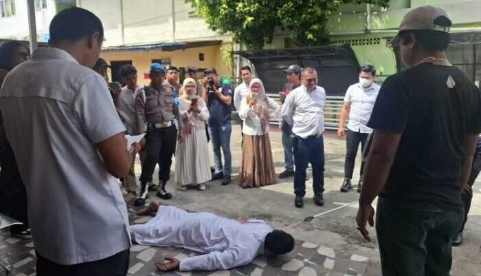 Rekonstruksi kasus pembunuhan yang terjadi di Jalan Letjen Suprapto RT 50, Kelurahan Baru Ulu, Balikpapan Barat itu digelar di Halaman Mapolsek Balbar, pada Senin (19/1/2026). Foto: BorneoFlash/Niken Sulastri
