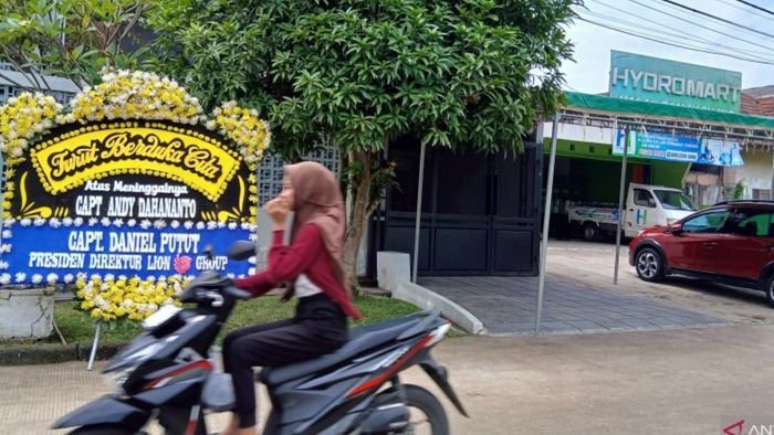 Rumah duka Capt. Andy Dahananto salah satu pilot senior pesawat ATR 42-500 milik Indonesia Air Transport (IAT) yang merupakan salah satu korban kecelakaan udara di Gunung Bulusaraung, Kabupaten Maros, Sulawesi Selatan, pada Sabtu (17/1/2026). Foto: BorneoFlash/ANTARA/Azmi Samsul M