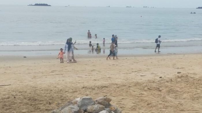 Sat Polairud Polresta Balikpapan mengintensifkan langkah mitigasi Kamtibmas kepada warga yang berada di kawasan pantai, pada Sabtu (10/1/2026). Foto: HO/Humas Polresta Balikpapan