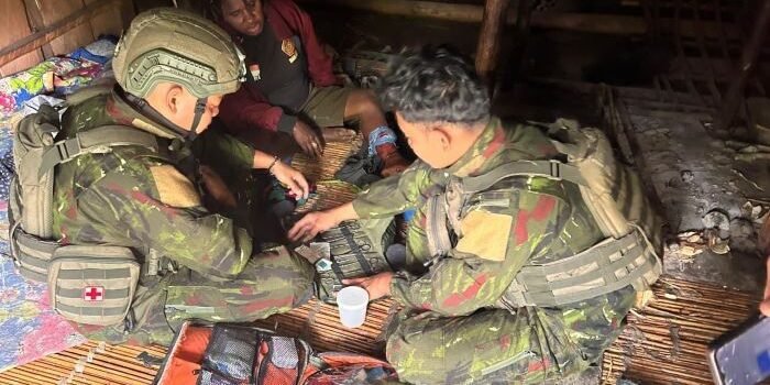 Satgas Yonif 613/Raja Alam mengevakuasi seorang warga yang mengalami luka serius pada bagian kaki dan membutuhkan penanganan medis lanjutan, pada Rabu (21/01/2026). Foto: HO/Pendam VI/Mlw