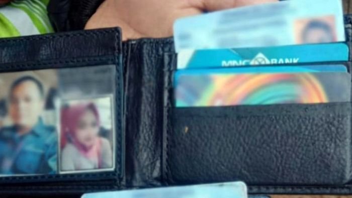 Sejumlah barang milik korban yang ditemukan Tim SAR gabungan di kawasan Pegunungan karst di Kabupaten Maros dan Pangkep, Sulsel. Foto: BorneoFlash/ANTARA/ HO- Basarnas