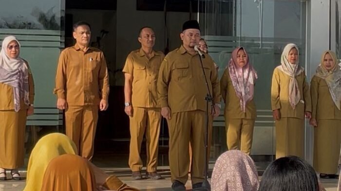 Sekretaris DPRD Kutai Timur, Jainuddin, SE, MM, saat memimpin apel pagi yang dihadiri para kepala bagian Pejabat struktural hingga pejabat fungsional di halaman Sekretariat DPRD Kutim, pada Senin (19/1/2026). Foto: HO/Setwan dprdkutim