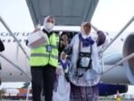 Seorang hajjah lanjut usia Kloter 20 Debarkasi Medan dipapah oleh petugas menuju bus Damri saat turun dari tangga pesawat Garuda Indonesia di Bandara Kualanamu Deli Serdang, Sumatera Utara, Sabtu (5/7/2025). FOTO : ANTARA/HO-PPIH Debarkasi Medan.