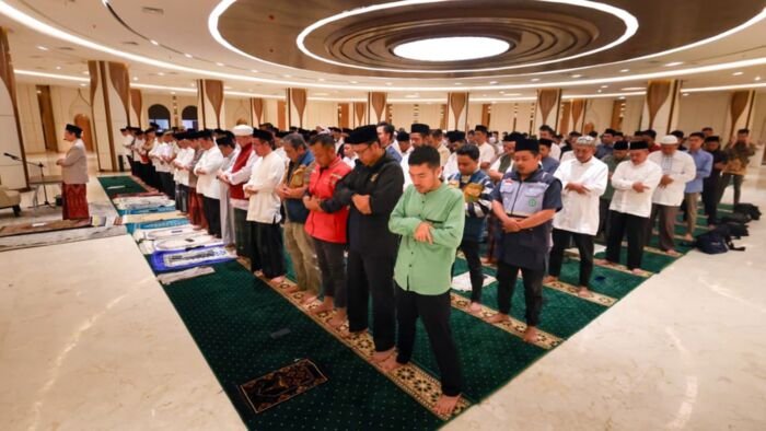 Sholat Subuh berjamaah perdana di Masjid Negara Ibu Kota Nusantara (IKN) digelar khidmat di tengah suasana teduh Nusantara, pada Minggu (11/01/2026). Foto: HO/Humas Otorita IKN