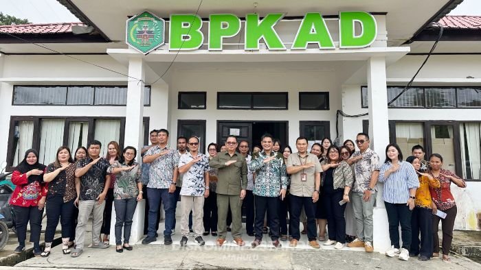 Wakil Bupati Mahakam Ulu Suhuk, S.E., didampingi Sekretaris Daerah Kabupaten Mahakam Ulu Dr. Stephanus Madang, S.Sos., M.M., beserta OPD teknis yaitu Inspektorat dan BKPSDM Mahulu Saat Sidak Ke BPKAD Mahakam Ulu, pada Kamis (15/1/2026). Foto: HO/diskominfostandimahulu